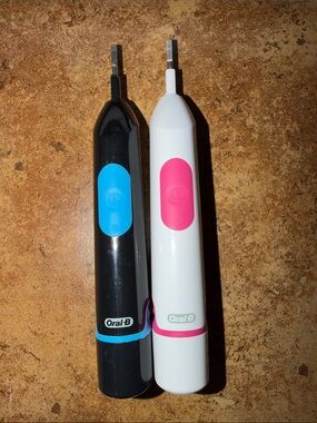 2 Oral-B Easy Clean toothbrush’s
